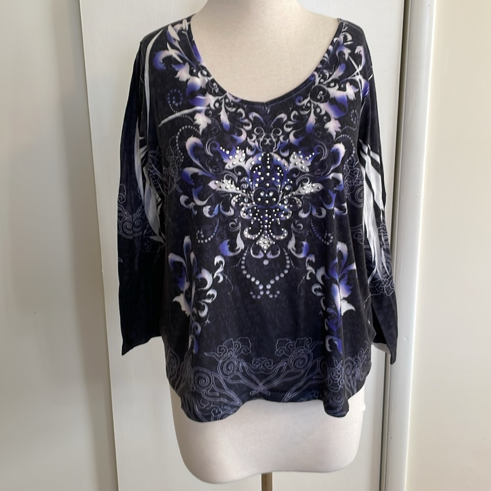 Fashion Bug: Black/White/ Purple Graphic Tee, V-neck Long Sleeved top. Size- 3X.